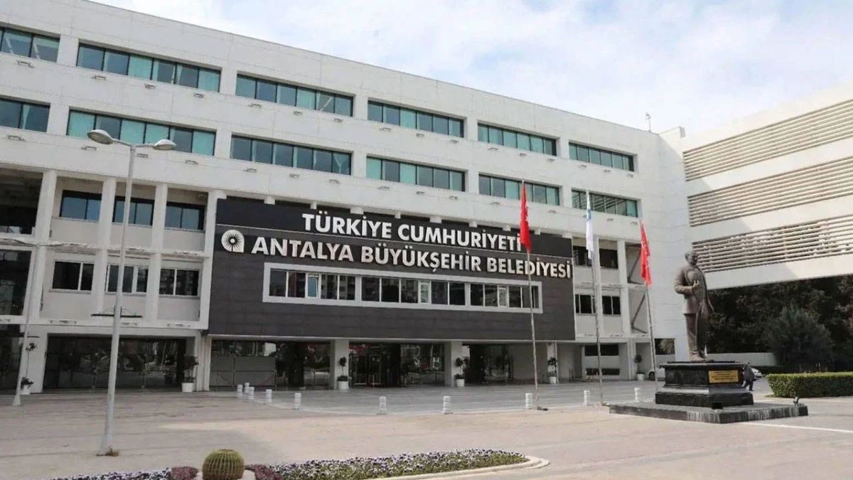Antalya Büyükşehir'de Çifte Operasyon: 35 Gözaltı