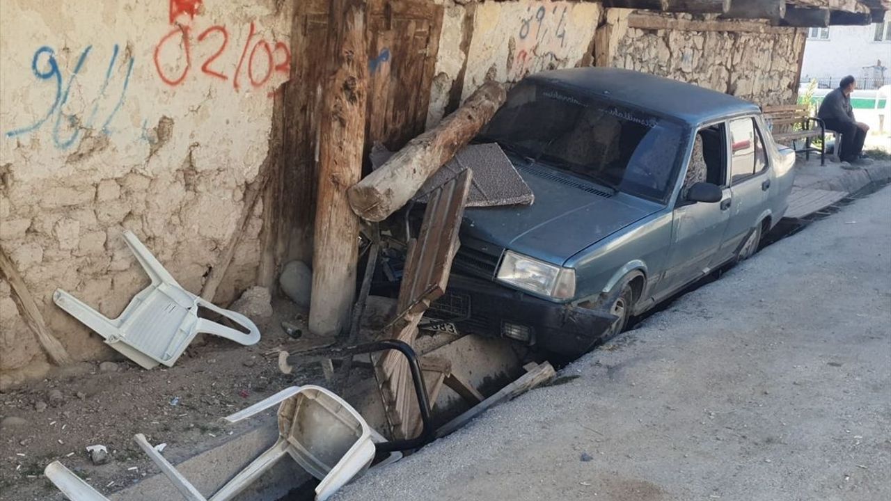 Uşak'ta Şaşkınlık Yaratan Kaza: Otomobil Bankta Oturanlara Çarptı!