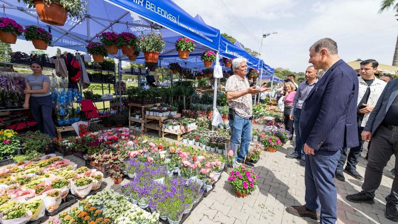 İzmir Kültürpark'ta Çiçek Festivali Renklerle Dolu Günler Yaşatıyor!