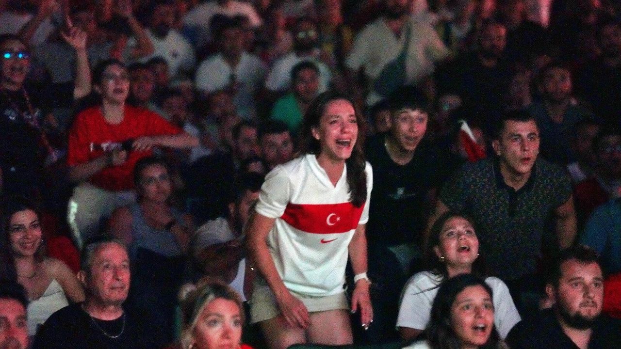 İzmir’de Dev Ekranlarda Dünya Kupası Coşkusu Başlıyor!