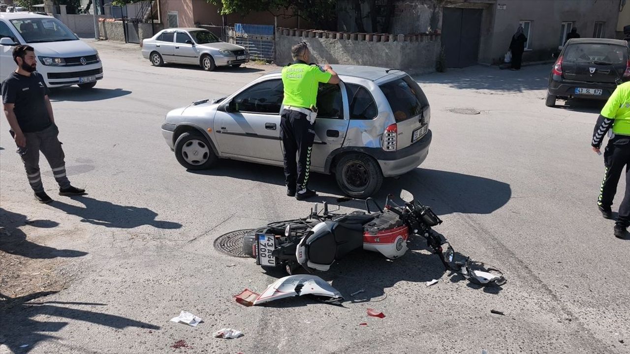 Kütahya'da Otomobil-Motosiklet Çarpışması: 1 Yaralı Var!