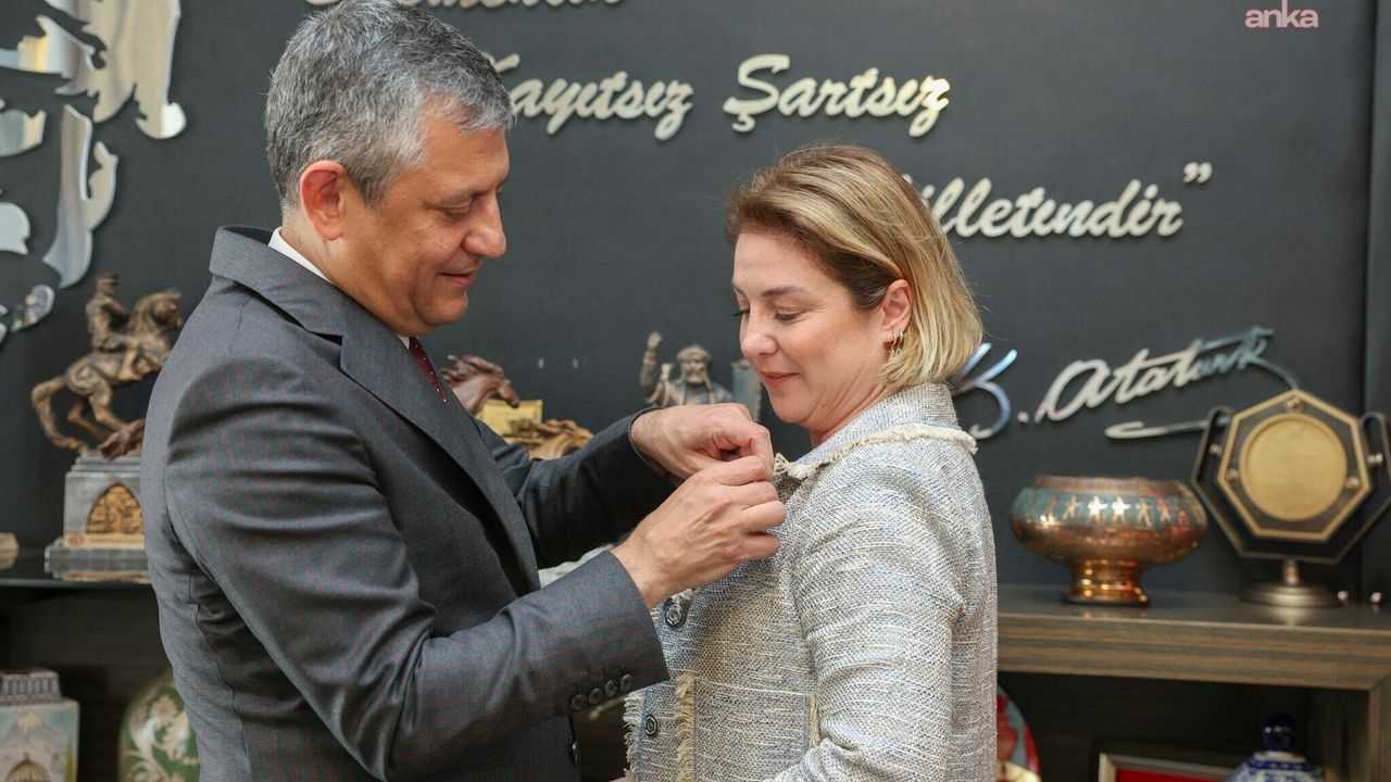 Mısra Öz CHP’ye Katıldı! Rozeti Özgür Özel Taktı