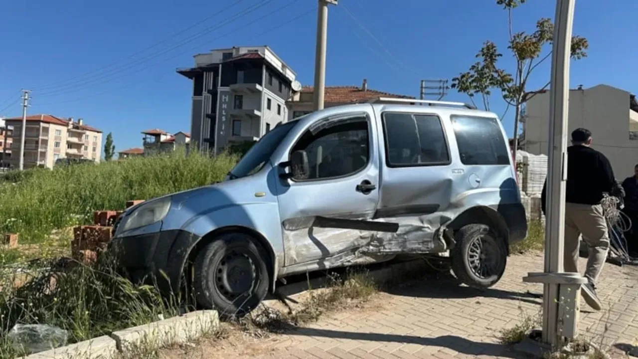 Uşak'ta Zincirleme Kaza Şoku: 4 Yaralı, Sürücü Kaçtı!